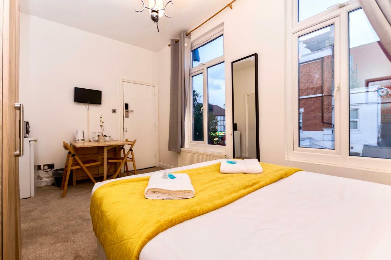 Oyo Tamtam Acton Hotel Londra Esterno foto