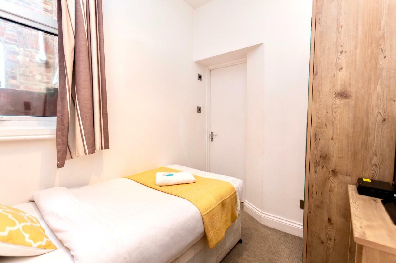 Oyo Tamtam Acton Hotel Londra Esterno foto