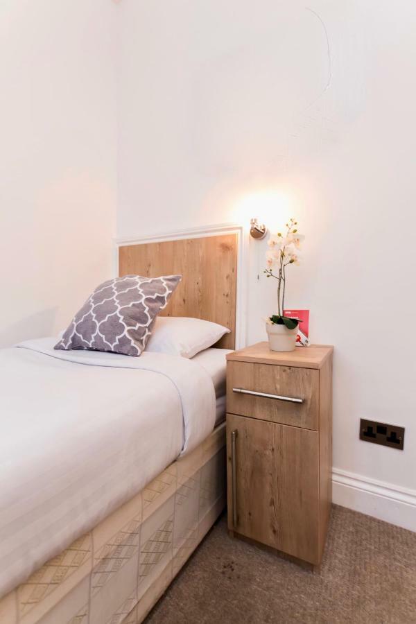 Oyo Tamtam Acton Hotel Londra Esterno foto