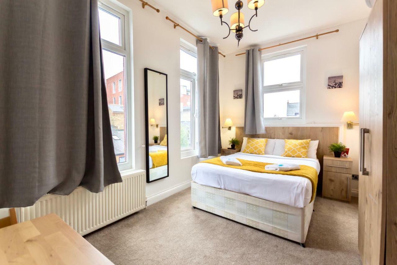 Oyo Tamtam Acton Hotel Londra Esterno foto