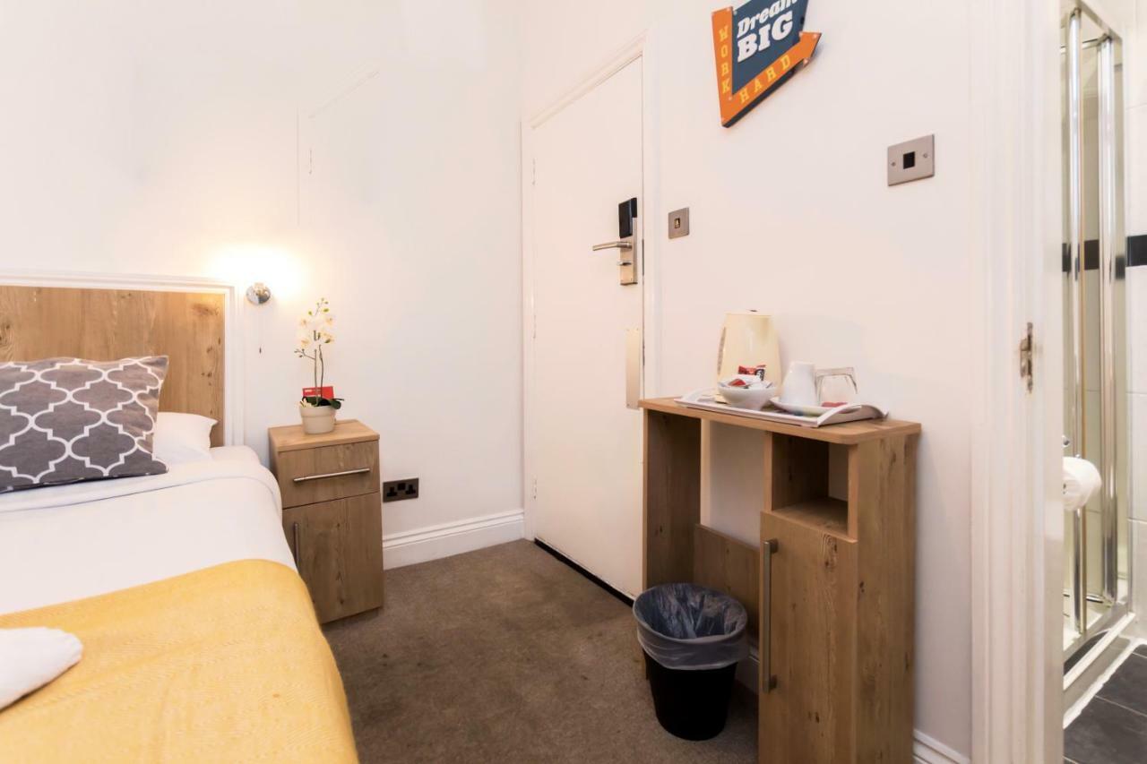 Oyo Tamtam Acton Hotel Londra Esterno foto