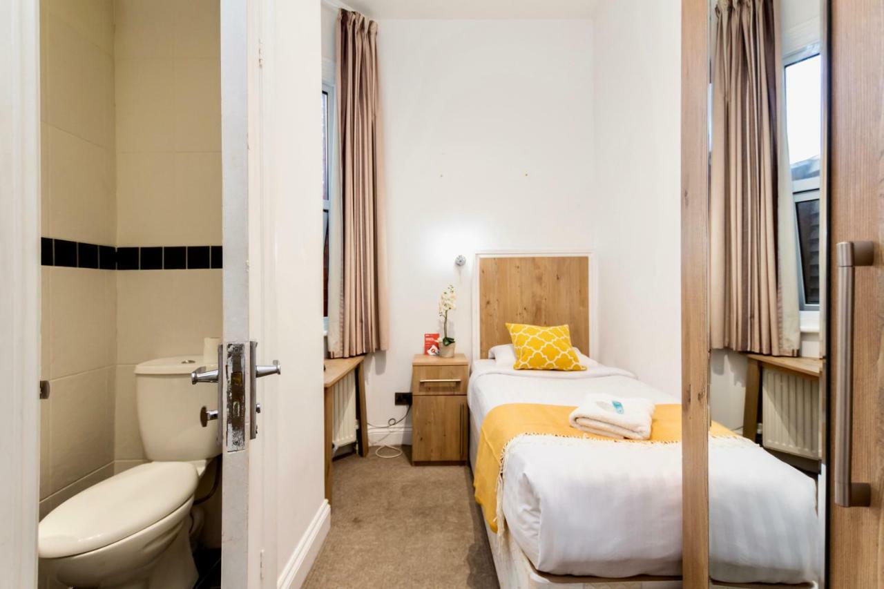 Oyo Tamtam Acton Hotel Londra Esterno foto