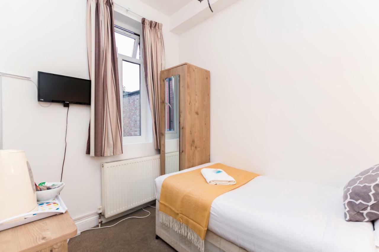 Oyo Tamtam Acton Hotel Londra Esterno foto