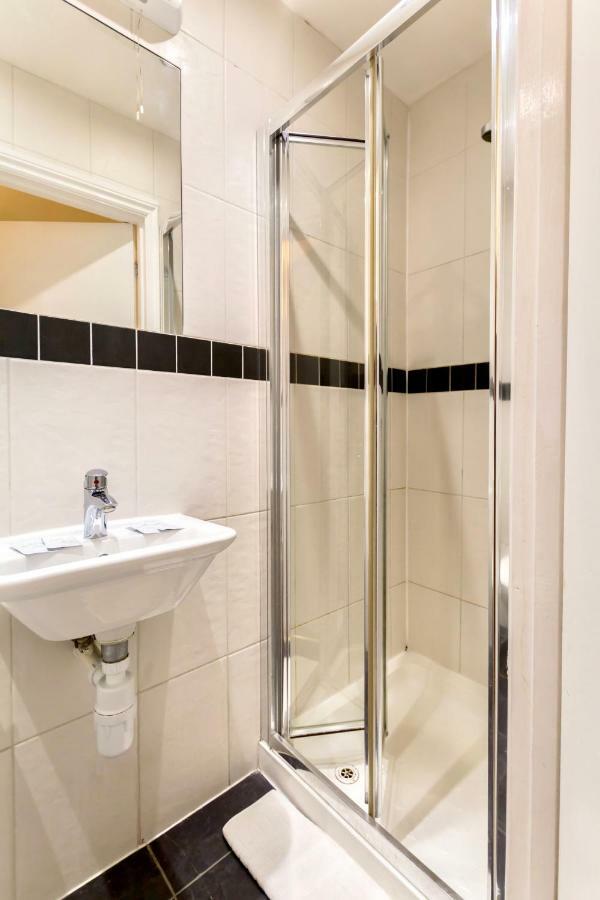 Oyo Tamtam Acton Hotel Londra Esterno foto