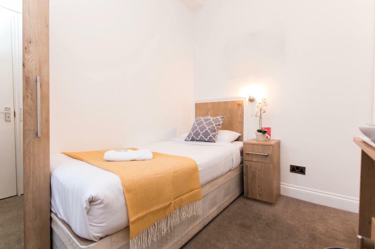 Oyo Tamtam Acton Hotel Londra Esterno foto