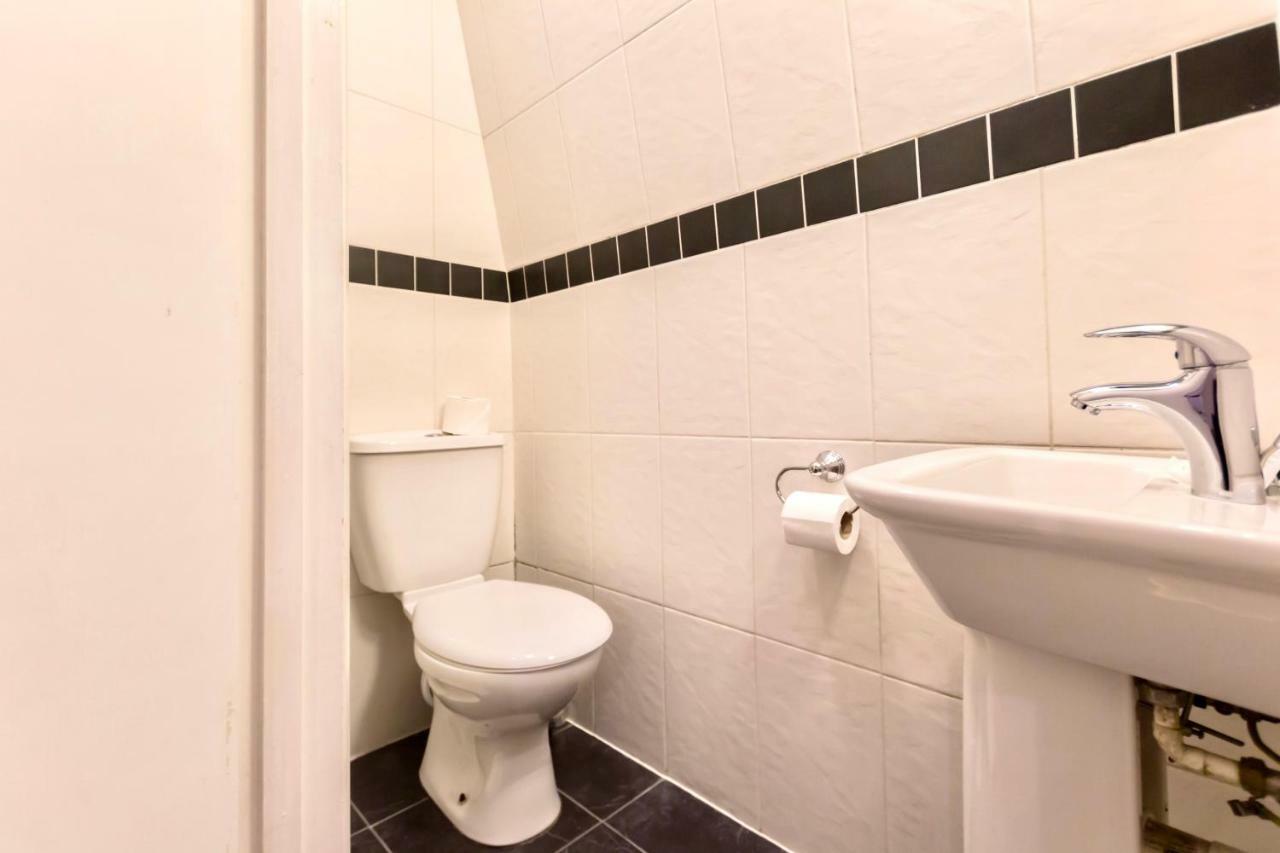 Oyo Tamtam Acton Hotel Londra Esterno foto