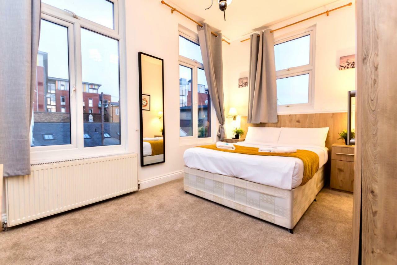 Oyo Tamtam Acton Hotel Londra Esterno foto