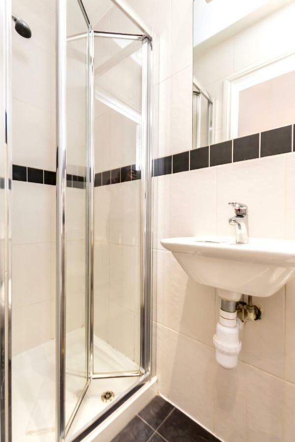 Oyo Tamtam Acton Hotel Londra Esterno foto